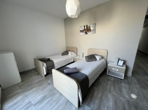 F7 Room 3, Private Bedroom two single beds shared bathroom in shared Flat